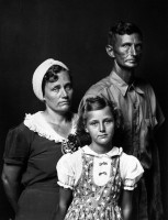 http://www.bernalespacio.com/files/gimgs/th-47_Mike Disfarmer Untitled, (Mother and father with daughter, serious facial expressions), 1939-46.jpg